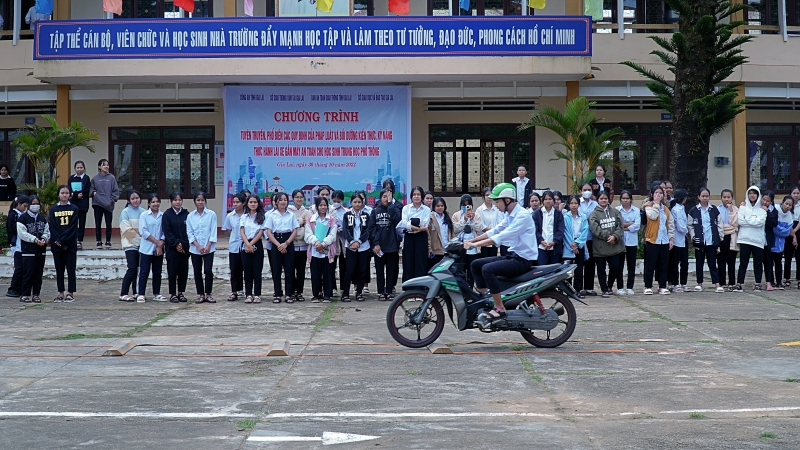 Gia Lai: Tuyên truyền, phổ biến pháp luật ATGT cho học sinh (30/10/2022)